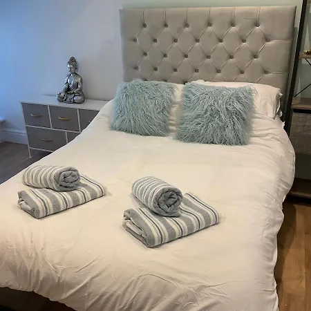 2 Bed Home From Home Apartment 41